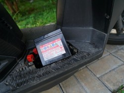 Ini 8 Tanda-tanda Aki Motor Lemah, Sulit Menyala hingga Lampu Redup