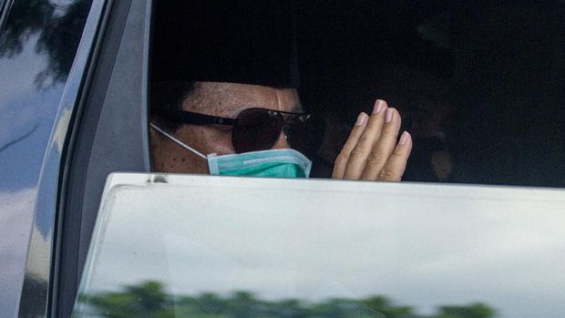 Menteri Pertahanan Prabowo Subianto memberi salam saat menghadiri prosesi pemakaman mantan Panglima TNI Jenderal (Purn) Djoko Santoso di San Diego Hills Memorial Park, Karawang, Jawa Barat, Minggu (10/5/2020). Mantan Panglima TNI Jenderal (Purn) Djoko Santoso meninggal dunia di usia 67 tahun pada Minggu (10/5/2020) pukul 06:30 WIB karena sakit. ANTARA FOTO/M Ibnu Chazar/aww.
