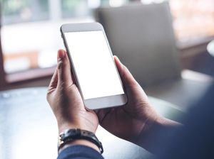 Tips agar Mata Tak Cepat Lelah Saat Tatap Layar Smartphone