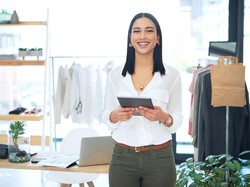 Merchandiser Adalah : Arti, Tanggung Jawab dan Skill Wajib