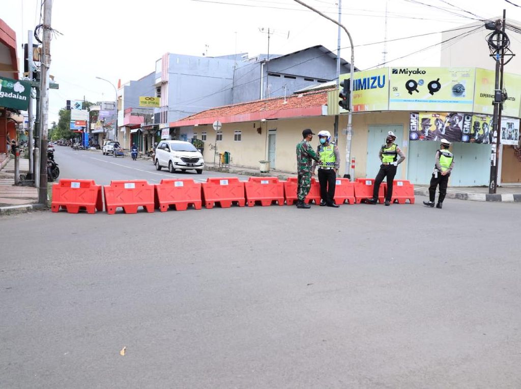 Tekan Aktivitas Warga, Dua Jalan di Indramayu Ditutup Selama PSBB Tekan Aktivitas Warga, Dua Jalan di Indramayu Ditutup Selama PSBB