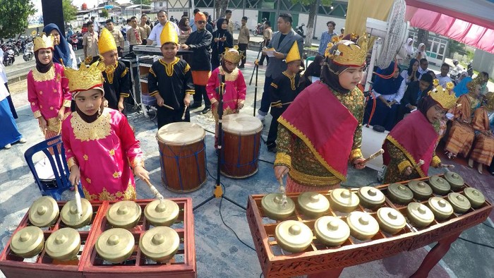 Gema Talempong dari Minangkabau Indonesia terkenal akan kekayaan seni dan budaya yang mendunia. Salah satunya yakni talempong, alat musik perkusi tradisional dari Minangkabau.