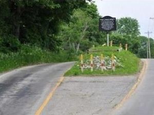 Desa yang Aneh, Ikonnya Sebuah Makam di Tengah Jalan
