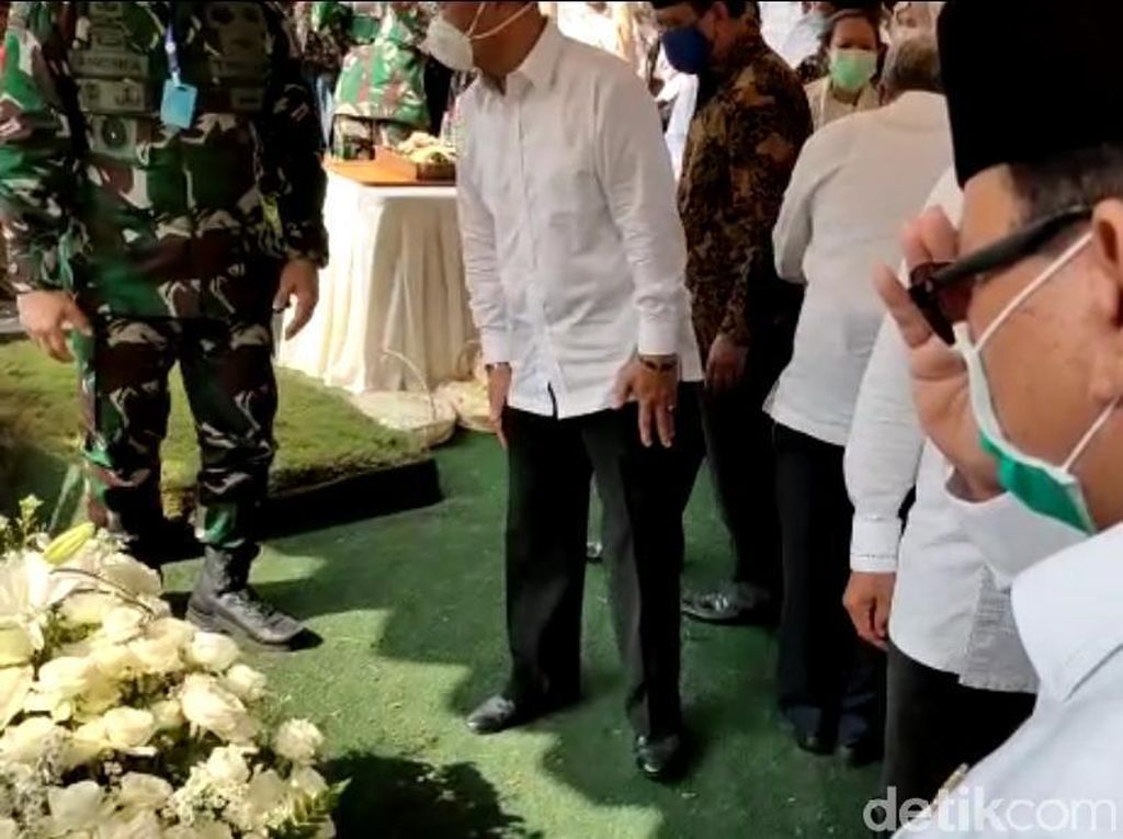 Djoko Santoso Dimakamkan, Prabowo Beri Penghormatan Terakhir