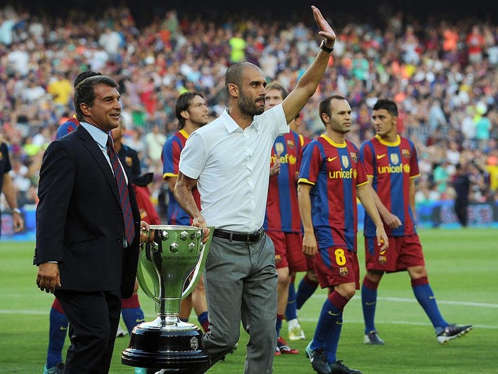 BARCELONA, SPAIN - AUGUST 25:  Former Barcelona president Joan Laparta (L) holds the 2009-2010 La Liga trophy with Barcelona manager Josep Guardiola during a lap of honour before the Joan Gamper Trophy match between Barcelona and AC Milan at Camp Nou stadium on August 25, 2010 in Barcelona, Spain.  (Photo by Denis Doyle/Getty Images)