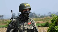 Son diajari cara menembak, menggunakan bayonet, bahan kimia dan biologis serta radiologis. Pesepakbola berusia 27 tahun itu juga mempelajari skill bertarung individu dan pelatihan pertolongan pertama (South Korean Marine Corps via Ge/Handout)