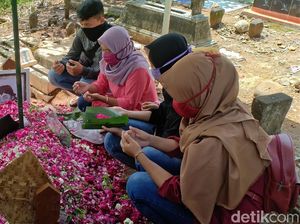 Jelang 7 Hari Meninggalnya Didi Kempot, Ratusan Sobat Ambyar Berziarah