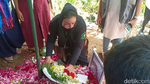 Menjelang 7 hari meninggalnya Didi Kempot, ratusan peziarah silih berganti mendatangi makam. Termasuk istri kedua almarhum, Yan Vellia.