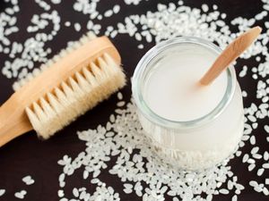 Tren Toner Air Beras Buatan Rumah Diklaim Baik untuk Kulit, Ini Pendapat Pakar