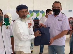 Ketua MPR Beri Sembako ke Guru Ngaji dan Pengurus Musala di Bekasi