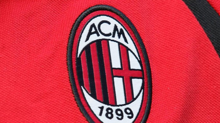 Picture taken 10 september 2006 in Milan of the AC Milan logo before their Serie A football match AC Milan vs Lazio. AFP PHOTO / PACO SERINELLI (Photo by PACO SERINELLI / AFP)