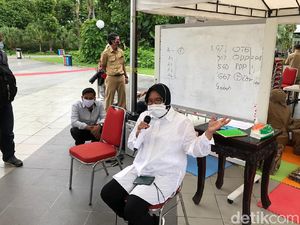 Risma Sebut 50% Pasien Corona yang Dirawat di RS Surabaya Bukan Warganya