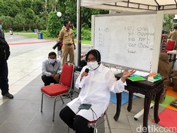 Risma Sebut 50% Pasien Corona yang Dirawat di RS Surabaya Bukan Warganya