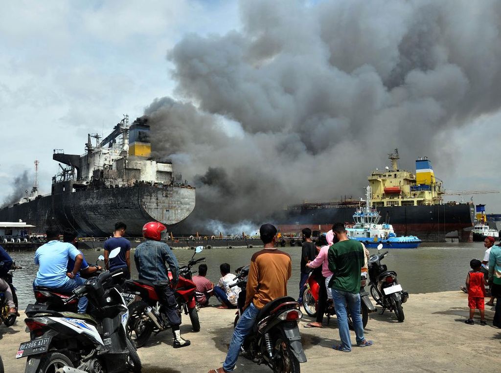 Kebakaran Tanker di Belawan Medan Diduga Dipicu Hubungan Pendek Arus Listrik Kebakaran Tanker di Belawan Medan Diduga Dipicu Hubungan Pendek Arus Listrik