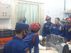 Aksi Damkar Selamatkan Pekerja Terjepit Mesin Adonan Roti di Cilandak