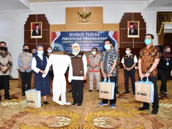 Khofifah Salurkan Bantuan Alkes & APD untuk RS Rujukan COVID-19