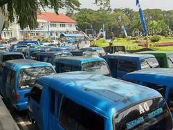 Puluhan Sopir Angkot di Malang Tuntut Dana Bansos Cair