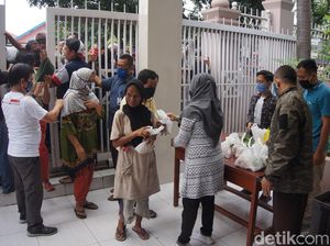 Rayakan Kelulusan, Siswa SMA di Cimahi Bagikan Sembako ke Warga