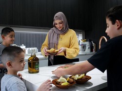 10 Hadist tentang Pentingnya Berbakti Pada Ibu