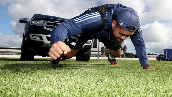Atlet Rugby Ini Latihan Sambil Menarik SUV Lho