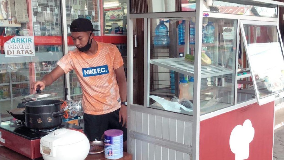 Gustur Cahyo Putro membukai warung kecil-kecilan saat rehat dari Tira Persikabo. (Foto: dok, Gustur Cahyo Putro)