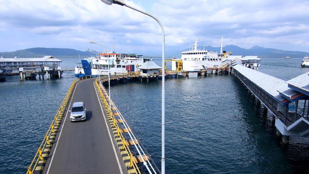 Kendaraan melintas di dermaga Pelabuhan Ketapang, Banyuwangi, Jawa Timur, Senin (11/5/2020). Meskipun Menteri Perhubungan telah mengizinkan pengoperasian jasa penyeberangan PT ASDP untuk melayani warga berkebutuhan mendesak sesuai protokol kesehatan, namun arus kendaraan di Pelabuhan Ketapang terpantau lancar dan didominasi oleh truk logistik. ANTARA FOTO/Budi Candra Setya/hp.