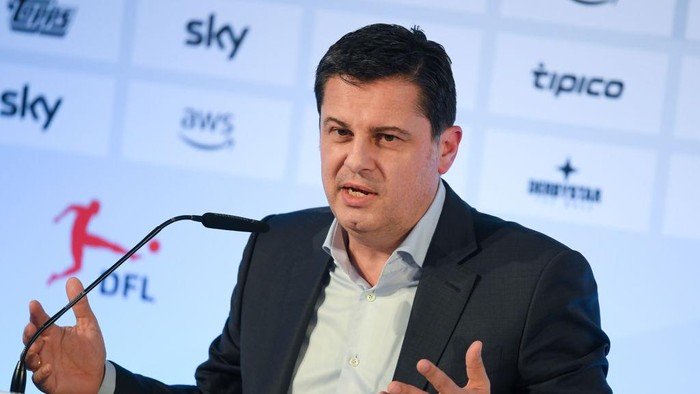 FRANKFURT AM MAIN, GERMANY - MARCH 16: Christian Seifert, CEO of the German Football League (DFL), speaks during a press conference following the general assembly of the DFL on March 16, 2020 in Frankfurt am Main, Germany. Members of the executive committee of the DFL and clubs of the Bundesliga and Second Bundesliga met to discuss the postponement of all matches until April 2, 2020 and its consequences due to the ongoing spread of Covid-19 (Coronavirus). (Photo by Arne Dedert/Pool/Getty Images)