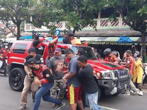 Bikin Heboh, Aksi Bagi-bagi Uang Wanita Bermobil Mewah di Kulon Progo