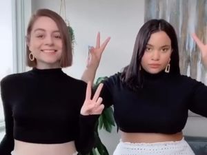 Duo Sahabat Viral Buktikan Wanita Itu Cantik dengan Bentuk Tubuh Apapun Duo Sahabat Viral Buktikan Wanita Itu Cantik dengan Bentuk Tubuh Apapun