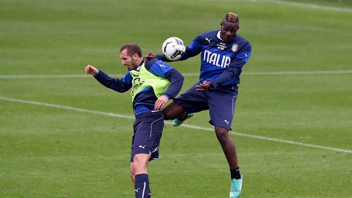 FLORENCE, ITALY - NOVEMBER 12:  Mario Balotelli (R) and Giorgio Chiellini compete for the ball during Italy Training Session at Coverciano on November 12, 2014 in Florence, Italy.  (Photo by Claudio Villa/Getty Images)