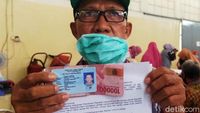 Suasana Hari Pertama Pencairan BLT di Surabaya