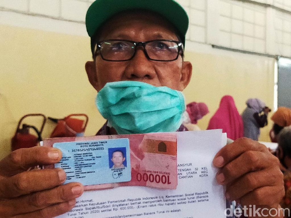 Suasana Hari Pertama Pencairan BLT di Surabaya Suasana Hari Pertama Pencairan BLT di Surabaya