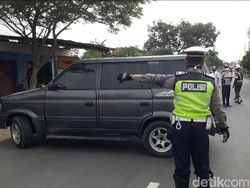 Halau Pemudik Masuk Jateng, Petugas Sekat Jalur Tikus di Brebes