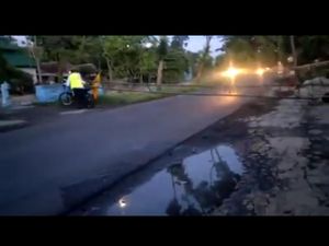 Viral Pengendara Motor Tabrak Portal Jalan di Probolinggo