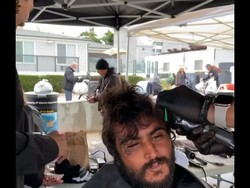 Di-makeover Gratis, Gelandang Ini Viral Karena Jadi Mirip Model