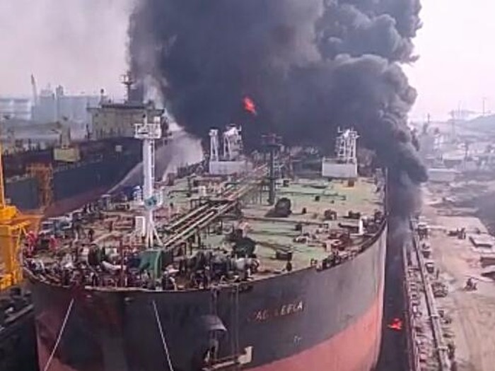 Kebakaran kapal di Belawan (dok. Istimewa)