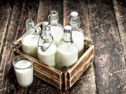 Viral! Pengantar Susu Ini Terapkan Social Distancing dengan Cara Unik