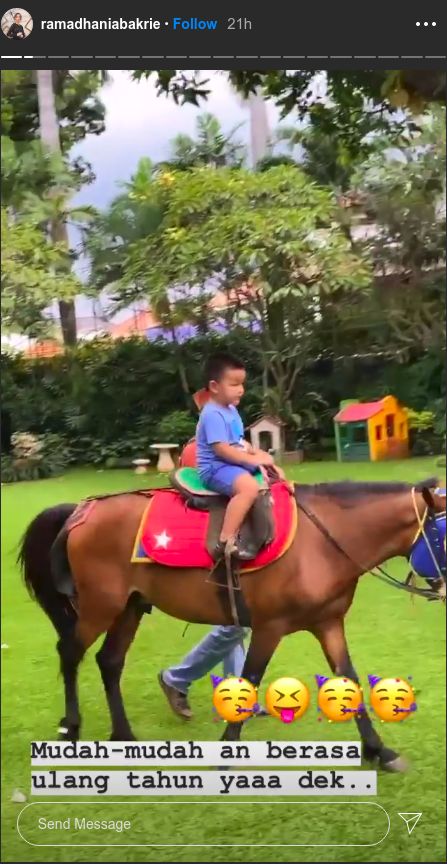 Anak ketiga Nia Ramadhani rayakan ulang tahun dengan naik kuda di rumah.