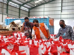 Pemkot Makassar Bagi 10.000 Sembako Jokowi ke Warga Kena PHK-Tak Punya KTP