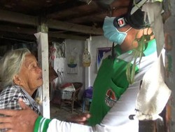 Bahagianya Nenek Helena Terima Sembako Akibat Pandemi Corona