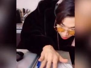 Gabut, Idol Korea Ini Bergaya Jadi DJ Pakai Perabotan Dapur