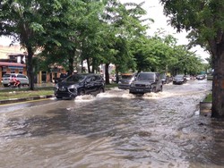Diguyur Hujan Deras Semalam, Jalan Ngumban Surbakti Medan Terendam Air