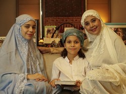 Keluarga Ayu Azhari - Mike Tramp Bagi Semangat Hadapi COVID-19 Lewat Lagu