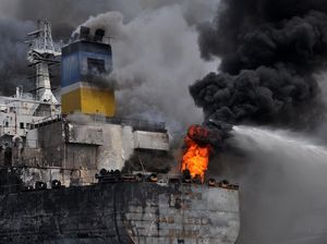 Polisi Tetapkan 1 Orang Jadi Tersangka Kebakaran Kapal Tanker di Belawan Polisi Tetapkan 1 Orang Jadi Tersangka Kebakaran Kapal Tanker di Belawan