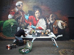 Mural Yesus Kenakan Sarung Tangan Bedah Muncul di London