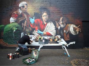 Mural Yesus Kenakan Sarung Tangan Bedah Muncul di London Mural Yesus Kenakan Sarung Tangan Bedah Muncul di London