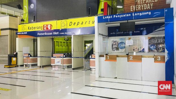 Loket penjualan tiket di Stasiun Gambir belum beroperasi jelang pengoperasian kembali kereta api jarak jauh di tiga rute dengan enam perjalanan kereta api luar biasa (KLB) pada Senin (11/5). Lampu di loket penjualan tiket masih mati dan tidak ada petugas yang berjaga.