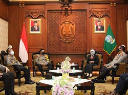 Disambangi Kapolda Jatim yang Baru, Gubernur Khofifah Beri Pesan Ini