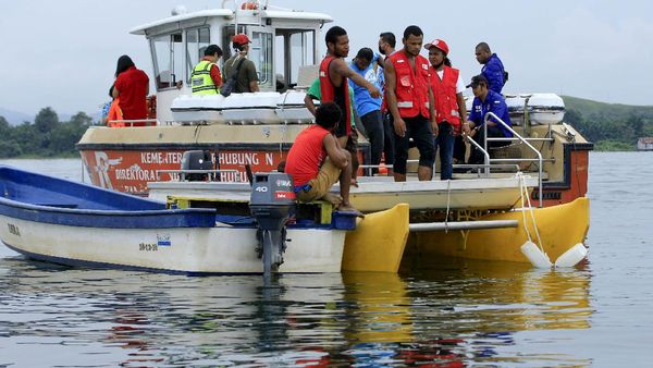 Petugas Gabungan Cari Bangkai Pesawat yang Jatuh di Danau Sentani