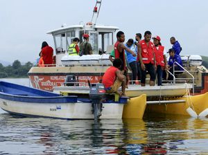 Petugas Gabungan Cari Bangkai Pesawat yang Jatuh di Danau Sentani Petugas Gabungan Cari Bangkai Pesawat yang Jatuh di Danau Sentani